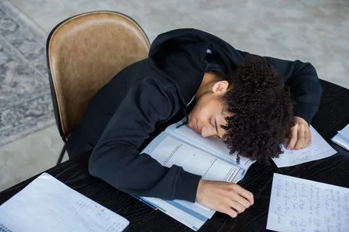 قلق الامتحان — كيف تتعامل معه بدل أن تنتظر زواله